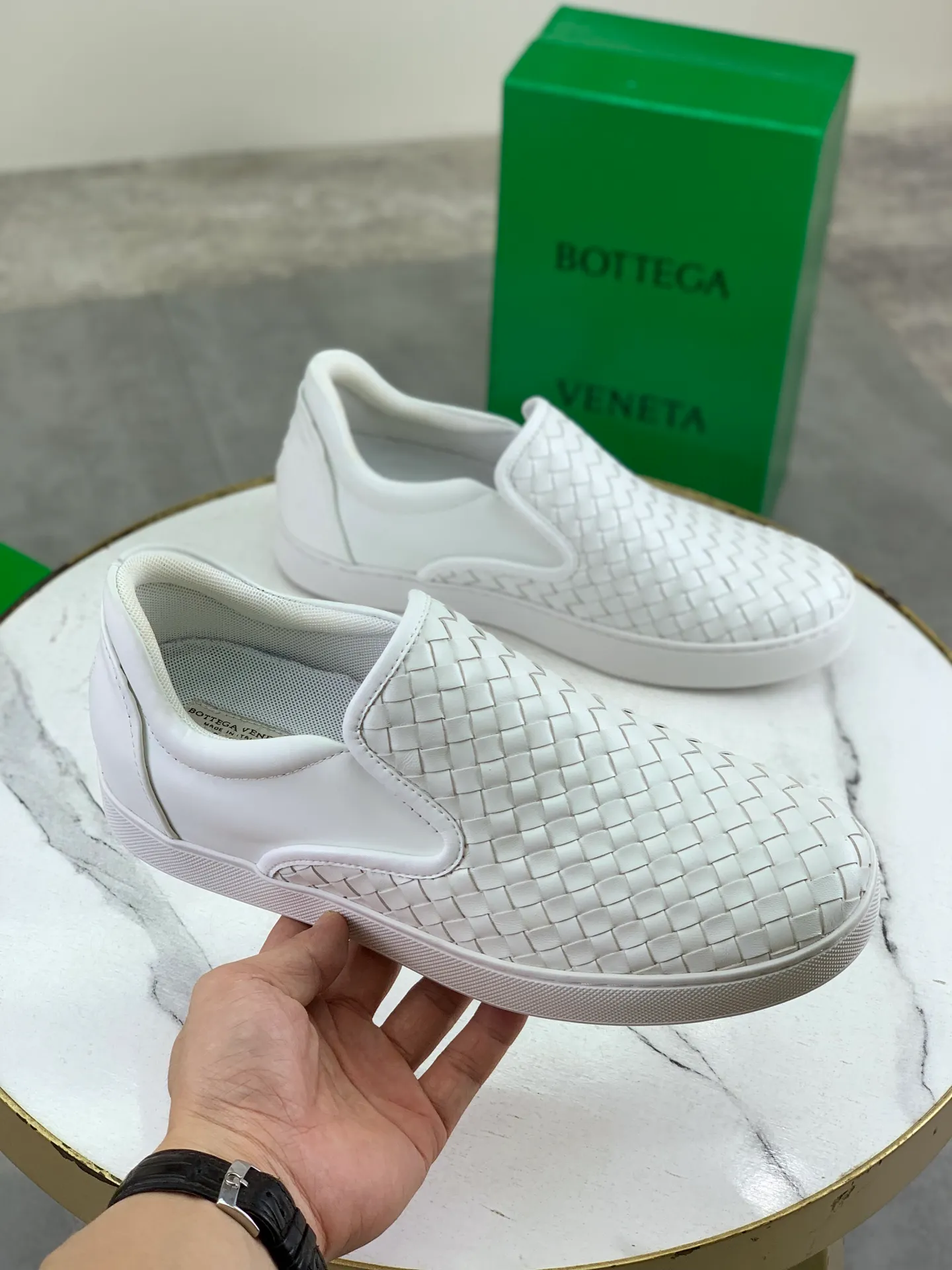 Factory price P720 💰Top quality💎💎💎 BOTTEGA VENETA official website synchronous couple👫The latest top version of the highest version of BV high-top casual shoes in the market, accept material comparison, shoe type comparison, process comparison, practical and textured, versatile, suitable for any occasion, the more you look at it, the more flavorful it becomes. Pure hand-woven craftsmanship - upper material, imported original woven calfskin - high-quality water-dyed cowhide inside - original private model customized outsole -Size: male 39-44 (customized 38 45 46) female 35-39 (customized 34 40 41) Comes with original BV green box, complete packaging.